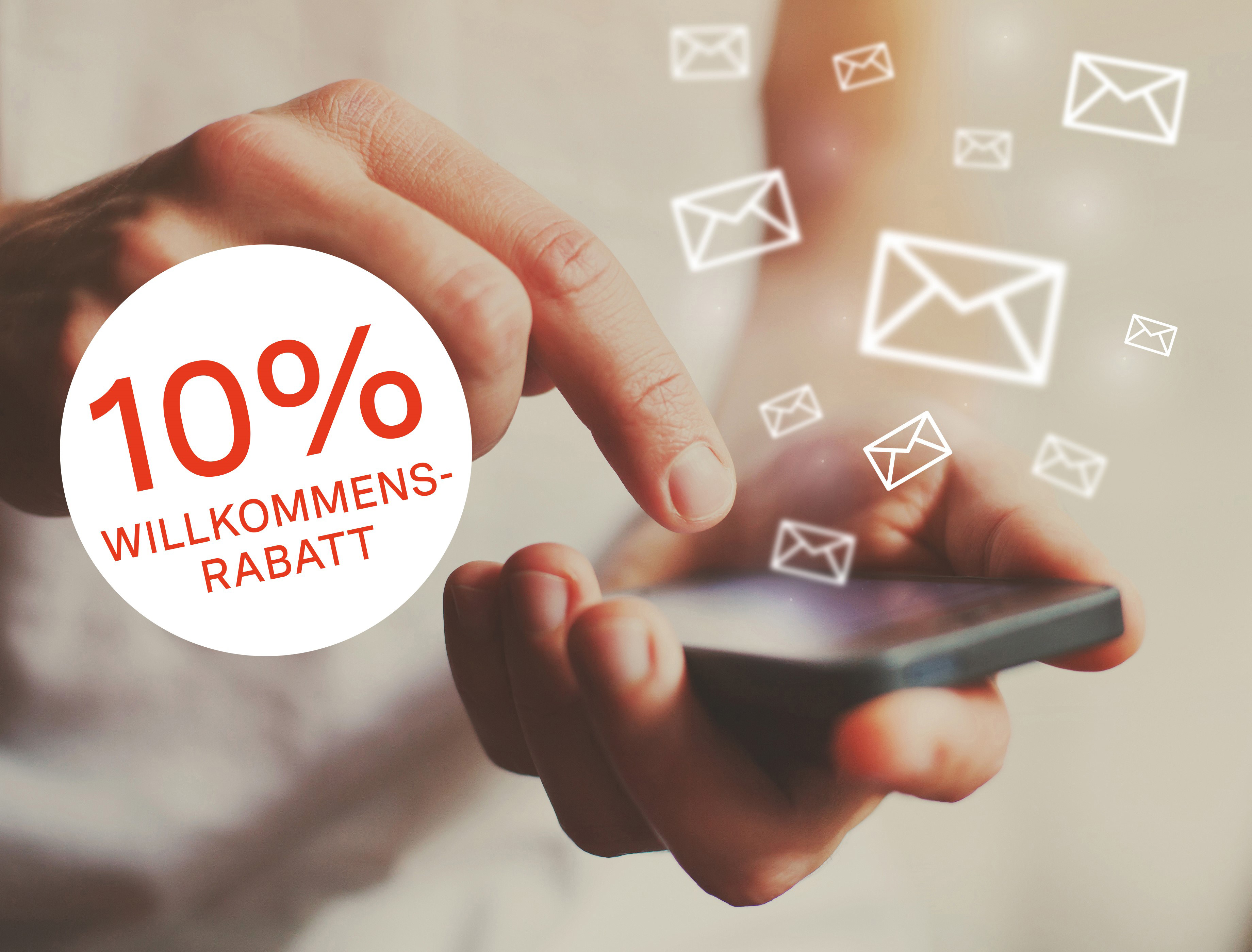 Grafik mit Briefsymbolen über einem Handy. Störer mit Willkommensrabatt 10% für die Anmeldung zum Newsletter